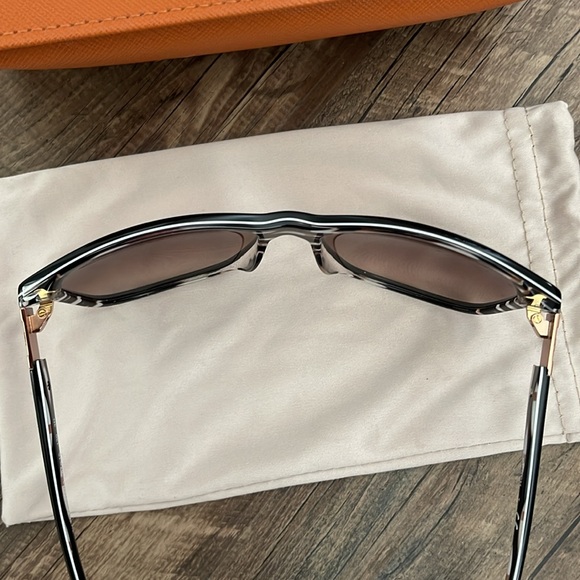 Tory Burch Sunnies✨ - Picture 8 of 16